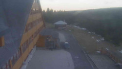 Parkoviště a hlavní vchod