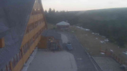 Parkoviště a hlavní vchod