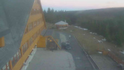 Parkoviště a hlavní vchod