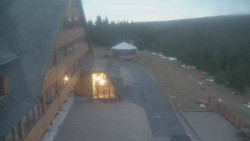 Parkoviště a hlavní vchod