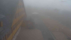 Parkoviště a hlavní vchod