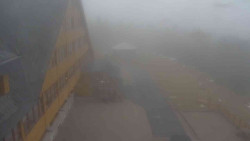 Parkoviště a hlavní vchod