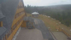 Parkoviště a hlavní vchod