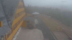 Parkoviště a hlavní vchod