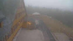 Parkoviště a hlavní vchod