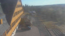 Parkoviště a hlavní vchod