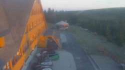 Parkoviště a hlavní vchod