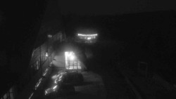 Parkoviště a hlavní vchod