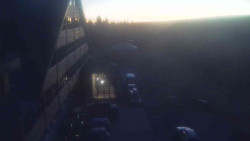 Parkoviště a hlavní vchod