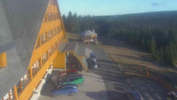 Parkoviště a hlavní vchod