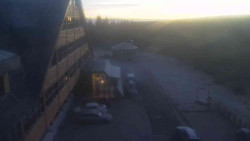 Parkoviště a hlavní vchod