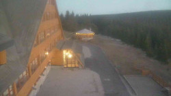 Parkoviště a hlavní vchod