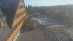 Parkoviště a hlavní vchod