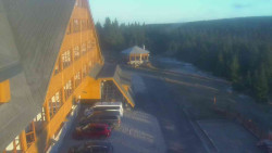 Parkoviště a hlavní vchod