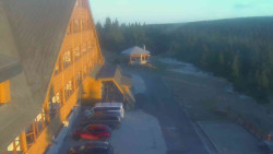 Parkoviště a hlavní vchod