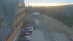 Parkoviště a hlavní vchod