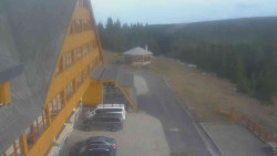 Parkoviště a hlavní vchod