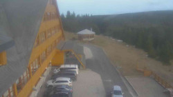 Parkoviště a hlavní vchod