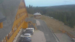 Parkoviště a hlavní vchod