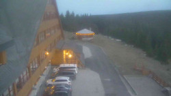 Parkoviště a hlavní vchod