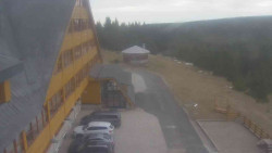 Parkoviště a hlavní vchod