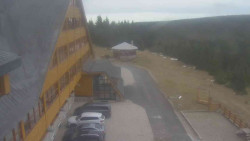 Parkoviště a hlavní vchod