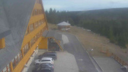 Parkoviště a hlavní vchod