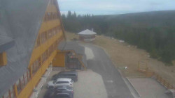 Parkoviště a hlavní vchod