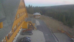 Parkoviště a hlavní vchod