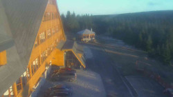 Parkoviště a hlavní vchod