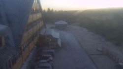 Parkoviště a hlavní vchod