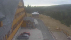 Parkoviště a hlavní vchod