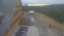 Parkoviště a hlavní vchod