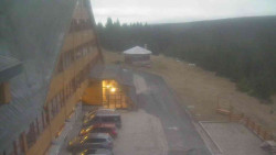 Parkoviště a hlavní vchod