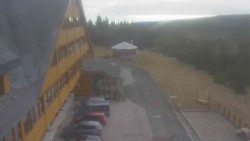 Parkoviště a hlavní vchod