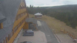 Parkoviště a hlavní vchod