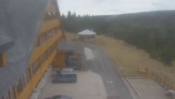 Parkoviště a hlavní vchod