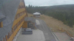 Parkoviště a hlavní vchod