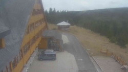 Parkoviště a hlavní vchod