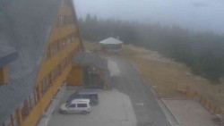 Parkoviště a hlavní vchod