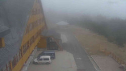 Parkoviště a hlavní vchod