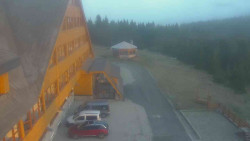 Parkoviště a hlavní vchod