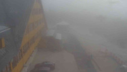 Parkoviště a hlavní vchod