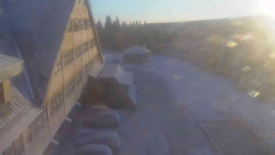 Parkoviště a hlavní vchod