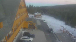 Parkoviště a hlavní vchod