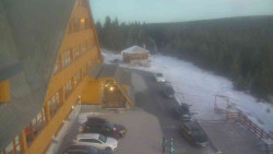 Parkoviště a hlavní vchod