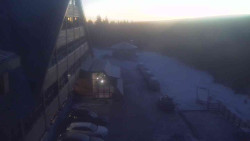 Parkoviště a hlavní vchod