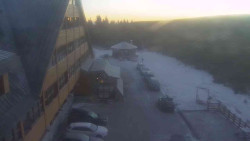 Parkoviště a hlavní vchod