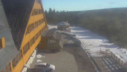 Parkoviště a hlavní vchod