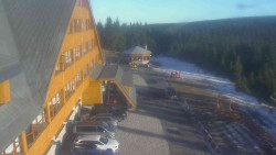 Parkoviště a hlavní vchod